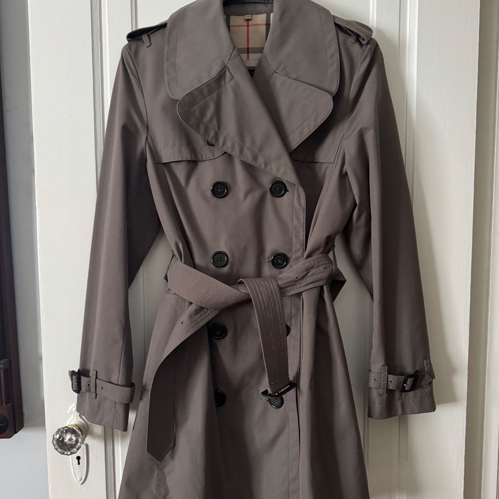 Burberry Trench, modern cut US size 10 Uk size 12